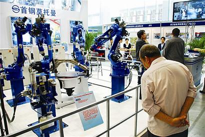 機博會上的“尖板眼” 智能商務禮儀服務新風向